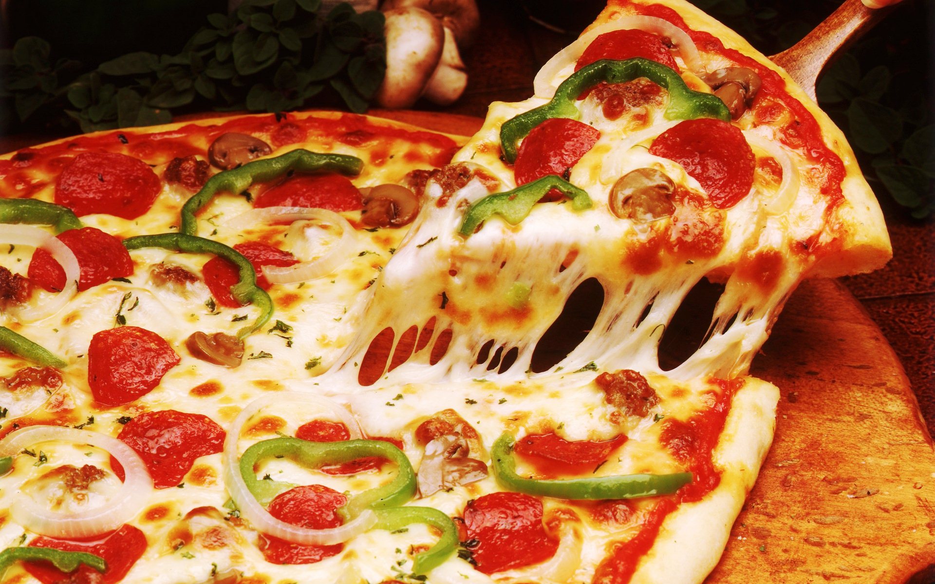 Η μεγαλύτερη πίτσα στον κόσμο πιθανότατα ξεπερνά το δωμάτιο σου σε τετραγωνικά (βίντεο)