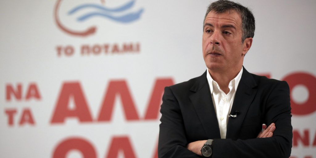 Δεν μπορεί να σταθεί πουθενά ο Στ.Θεοδωράκης μετά την εκχώρηση της Μακεδονίας: «Φύγε προδότη» φώναζαν στην Πάτρα