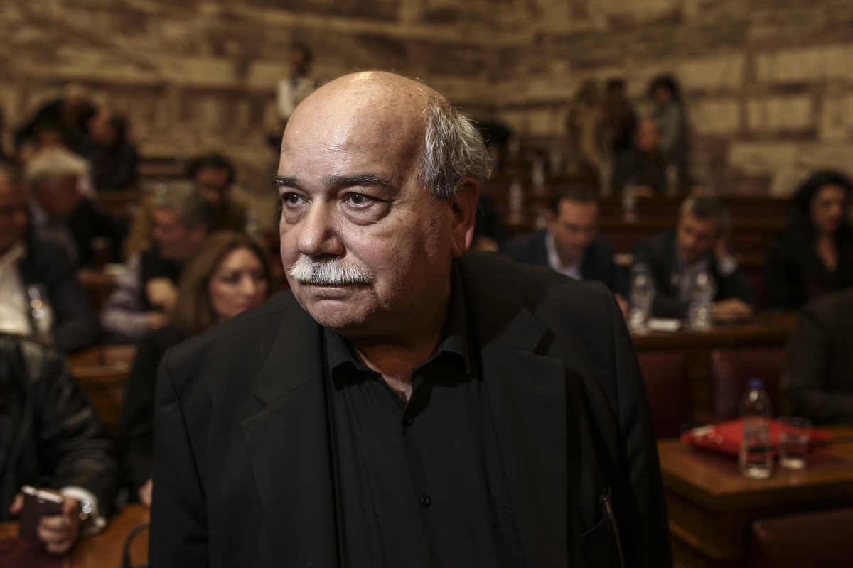 Αινιγματικός ο Ν.Βούτσης για προσχώρηση των 6 στον ΣΥΡΙΖΑ: «Δεν απαντώ – Κοντός ψαλμός»