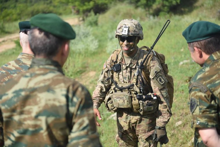 WSJ: «Στενή η συνεργασία των ελληνικών και των αμερικανικών ΕΔ»