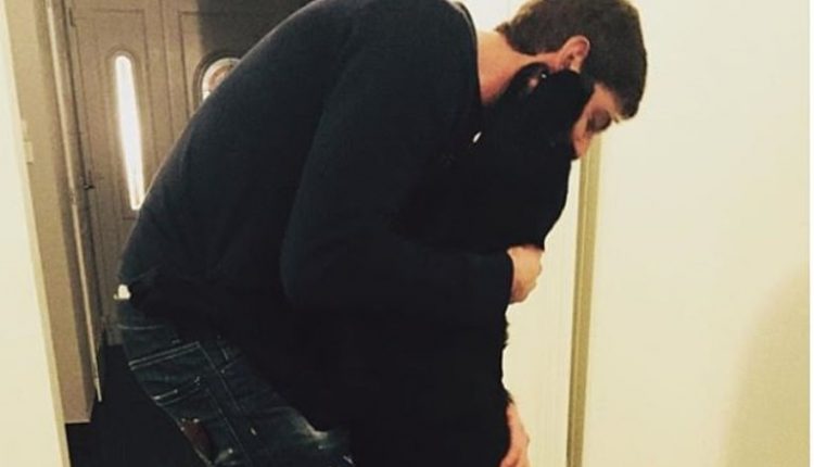 Ραγίζει καρδιές το σκυλί του Σάλα – Στέκεται στην πόρτα και τον περιμένει (φώτο)