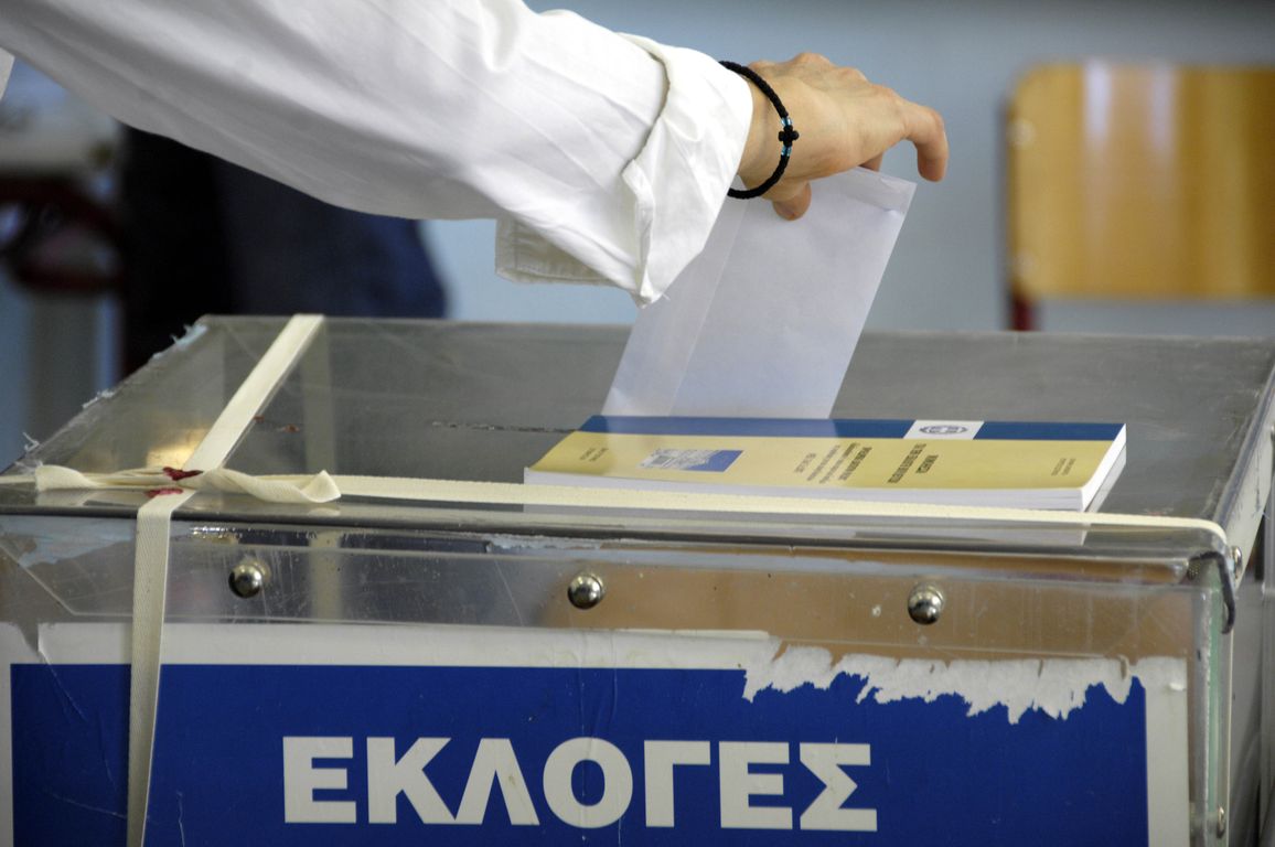 Το υπουργείο Εσωτερικών προετοιμάζεται για τις εκλογές: Μαζικές αγορές ψηφοδελτίων, φακέλων και παραβάν…