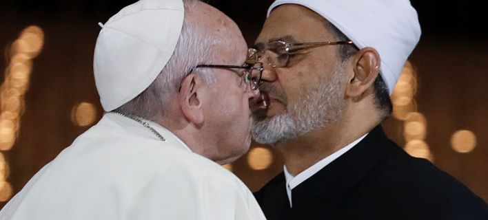 Το φιλί του Πάπα Φραγκίσκου με τον Μεγάλο Ιμάμη του αλ Άζχαρ που δίχασε το διαδίκτυο (φώτο)