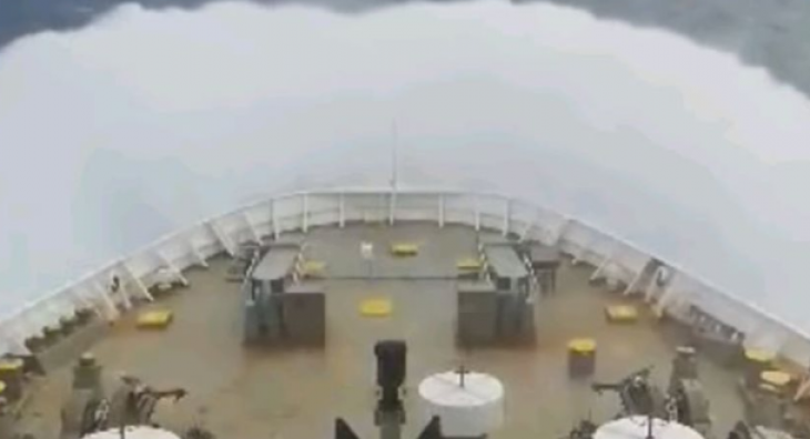 Ελληνικό καράβι «παλεύει» με κύματα 10 μποφόρ στην Αδριατική (βίντεο)