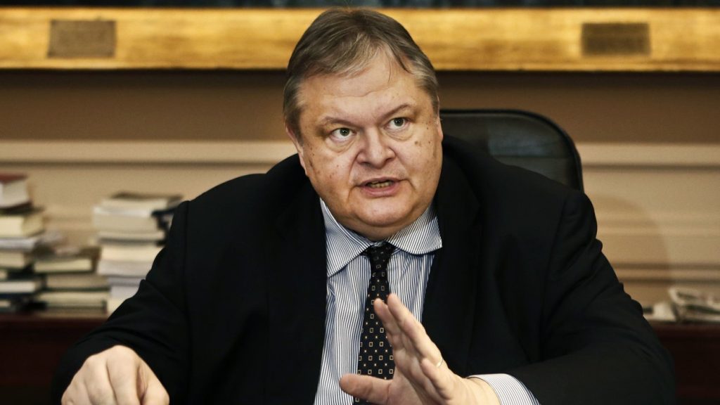 E.Βενιζέλος: «Ο κ. Τσίπρας διαμορφώνει τον “ασπόνδυλο” κοινοβουλευτισμό»