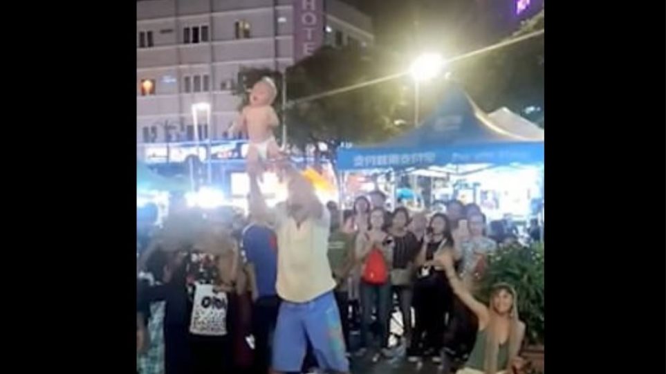 Βίντεο: Γονείς παίζουν βίαια δημοσίως με το παιδί τους για να κερδίσουν χρήματα!