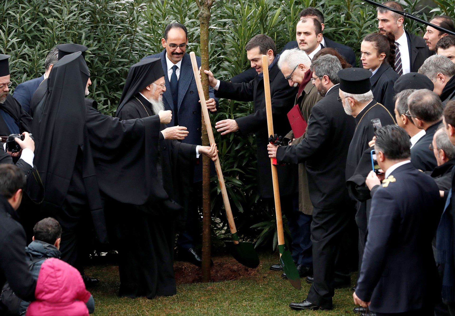 Ο Τσίπρας σε ρόλο ΓΑΠ  – Φυτεύει δένδρο στον κήπο της Θεολογικής Σχολής της Χάλκης (φωτό)