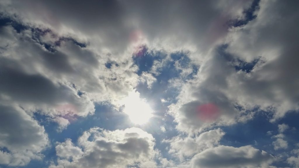 Χάρτες: Πού θα χτυπήσουν καταιγίδες & πού θα πνιγούν στη σκόνη τις επόμενες ώρες!