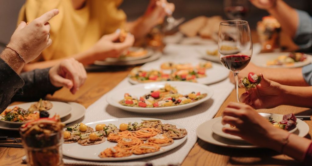 Αηδιαστική αποκάλυψη της Σταματίνας Τσιμτσιλή για πασίγνωστη μαγείρισσα: «Έβαζε στα χέρια της…» (βίντεο)