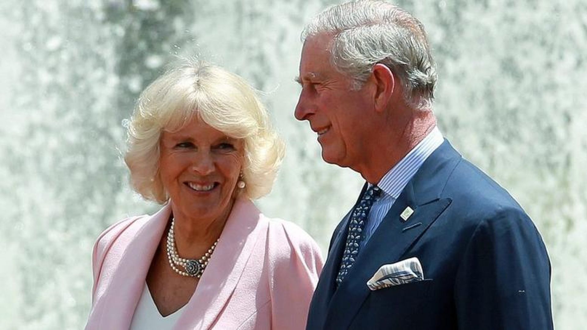 «Τρέμει» το Παλάτι: Βρετανός ισχυρίζεται ότι είναι ο κρυφός γιος του πρίγκιπα Καρόλου και της Καμίλα