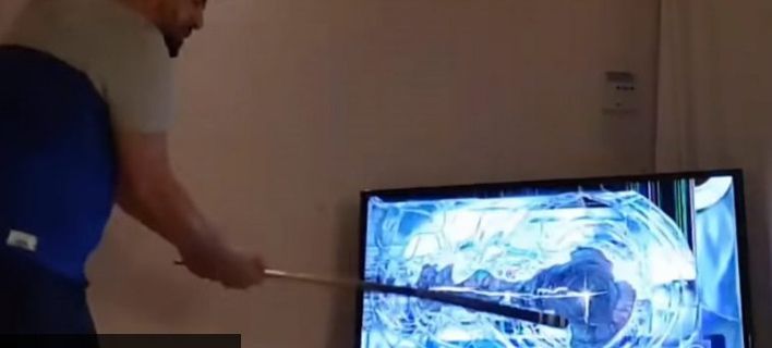 «Τρελός» οπαδός της Μαρσέιγ σπάει την τηλεόραση σε κάθε ήττα – Εσπασε μία και εξ’αιτίας του Μήτρογλου! (βίντεο)