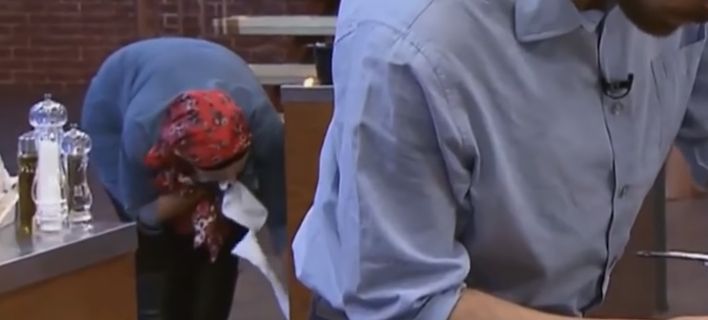 Αηδίασαν όλοι στο MasterChef 3: Παίκτρια καθαρίζει το κουτάλι της με το ίδιο χαρτί που είχε σκουπίσει ιδρώτα και μύτη