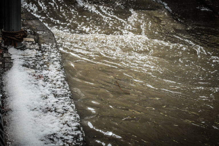 «Έστρωσε»… χαλάζι στο κέντρο της Αθήνας! (φώτο)