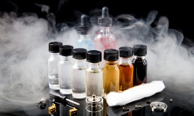 Τοξικά τα αρώματα και οι γεύσεις στα ηλεκτρονικά τσιγάρα