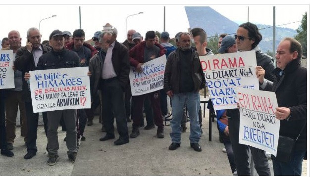 Οι κάτοικοι της Χιμάρας διαμαρτύρονται και προειδοποιούν τον Ράμα: «Δεν θα επιτρέψουμε να κλέψετε τη γη μας» (φώτο)