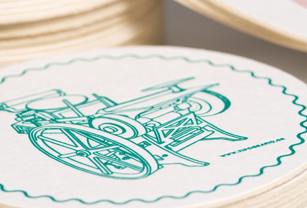 Πώς λέγεται το σουβέρ στα ελληνικά; «Εδώ το ποτήρι ρε μ@@@, όχι στο τραπεζομάντηλο»