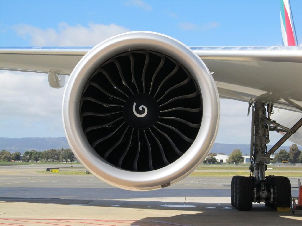 Δείτε τη στιγμή που ο κινητήρας ενός αεροπλάνου αρχίζει να βγάζει φωτιά (βίντεο)