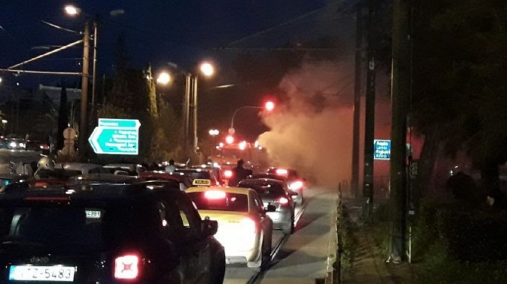 Τώρα: Πήρε φωτιά φορτηγάκι στο Ζάππειο! (φωτο)