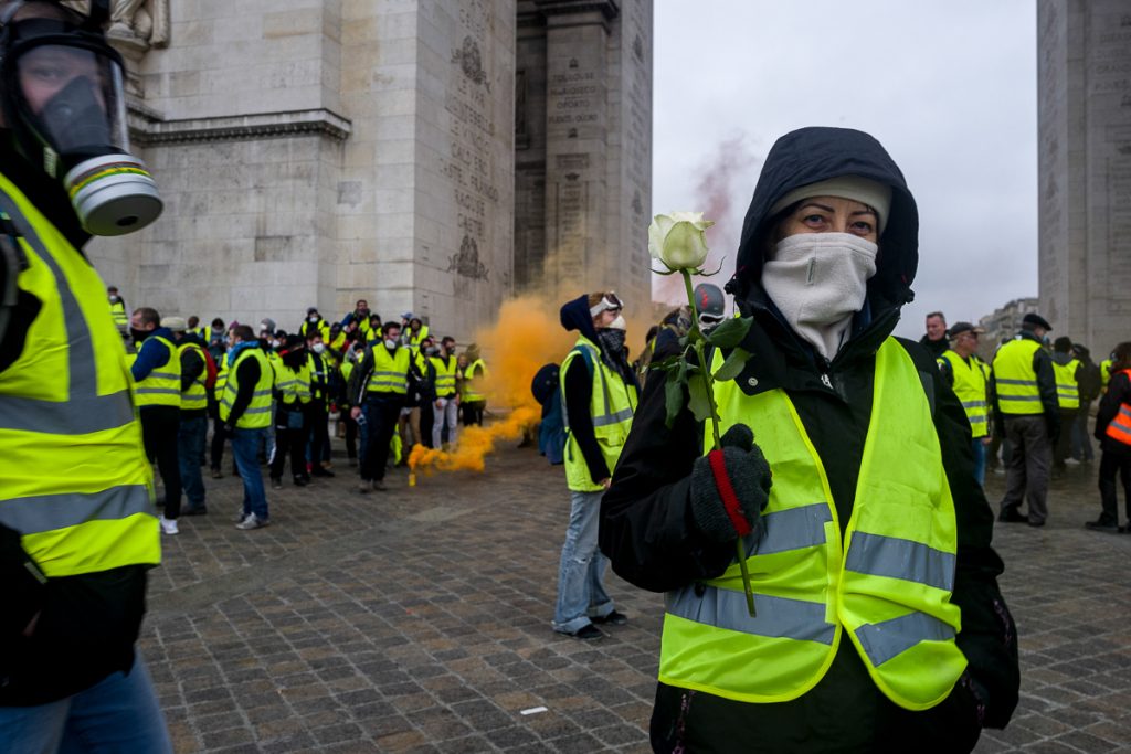 Γαλλία: Διαδηλωτής των «κίτρινων γιλέκων» υποδέχτηκε τους αστυνομικούς με το εμβατήριο του Star Wars! (βίντεο)