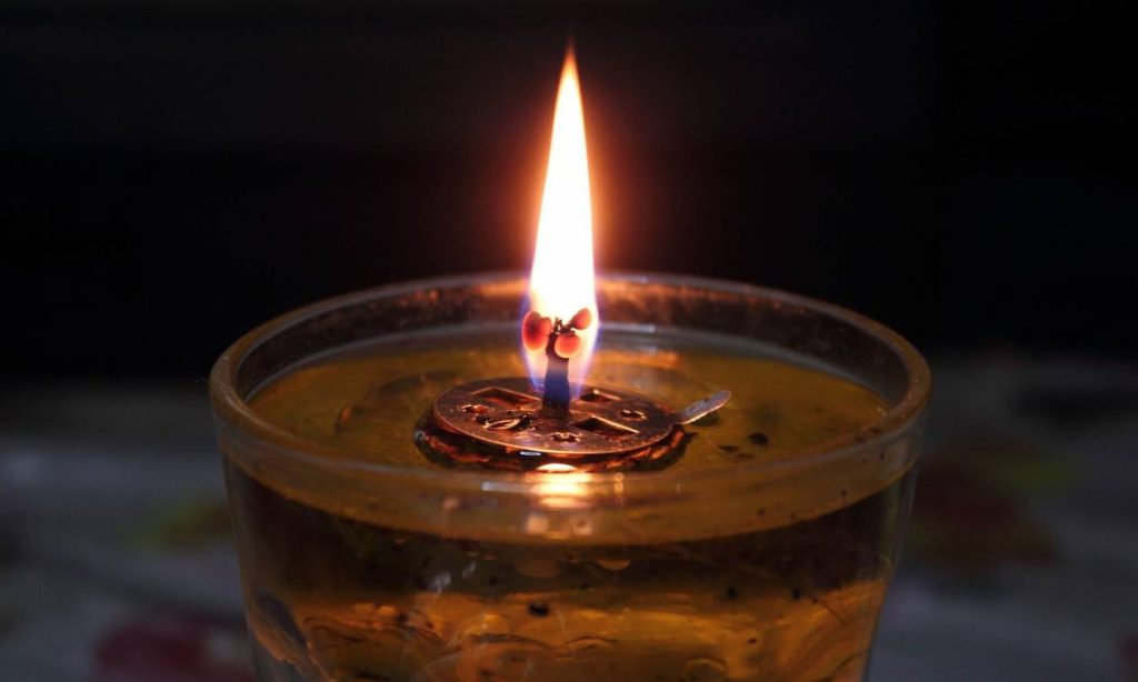 Γιατί βάζουμε καντήλι στους τάφους;