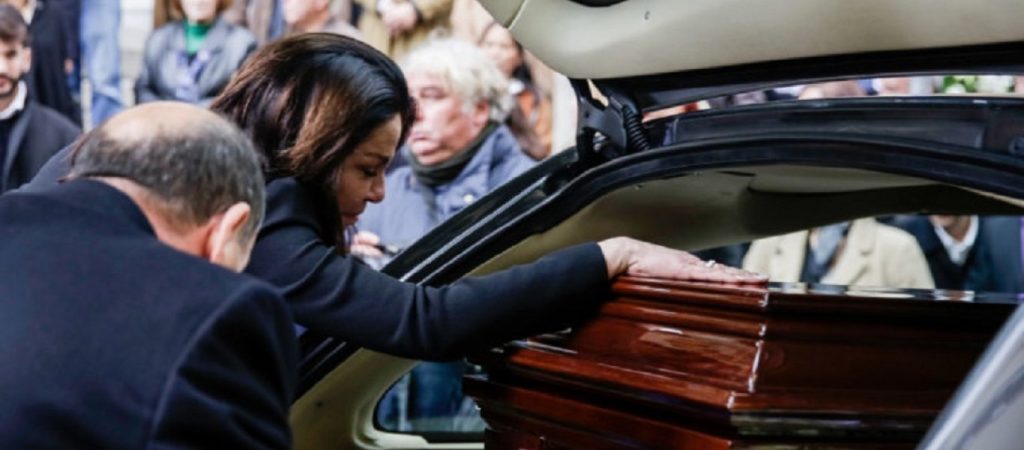 Δεν άντεξε η Κ. Παναγοπούλου στο «τελευταίο αντίο» στον άντρα της (φωτο)