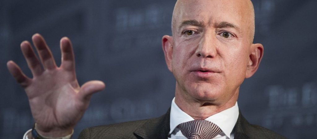 Για εκβιασμό με «όπλο» τις selfie με… το μόριό του κατηγορεί το National Enquirer ο Τζεφ Μπέζος