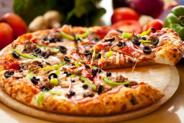 Συνεργασία «κόλαση»: Pizza Hut και KFC ετοιμάζουν την πίτσα της 10ετίας! (φώτο)