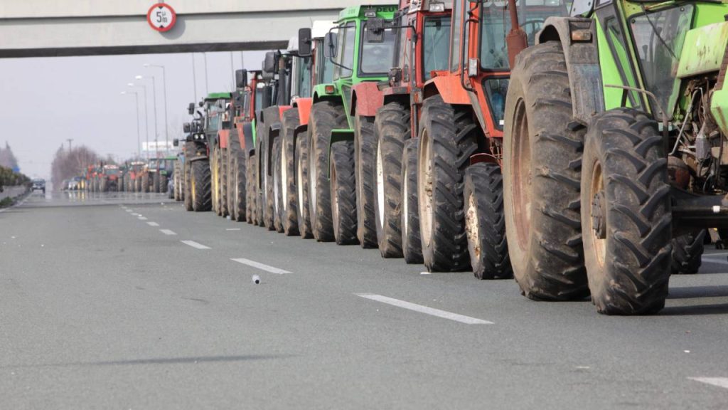 Φεύγουν σιγά σιγά οι αγρότες μετά τον δίωρο αποκλεισμό στα Τέμπη
