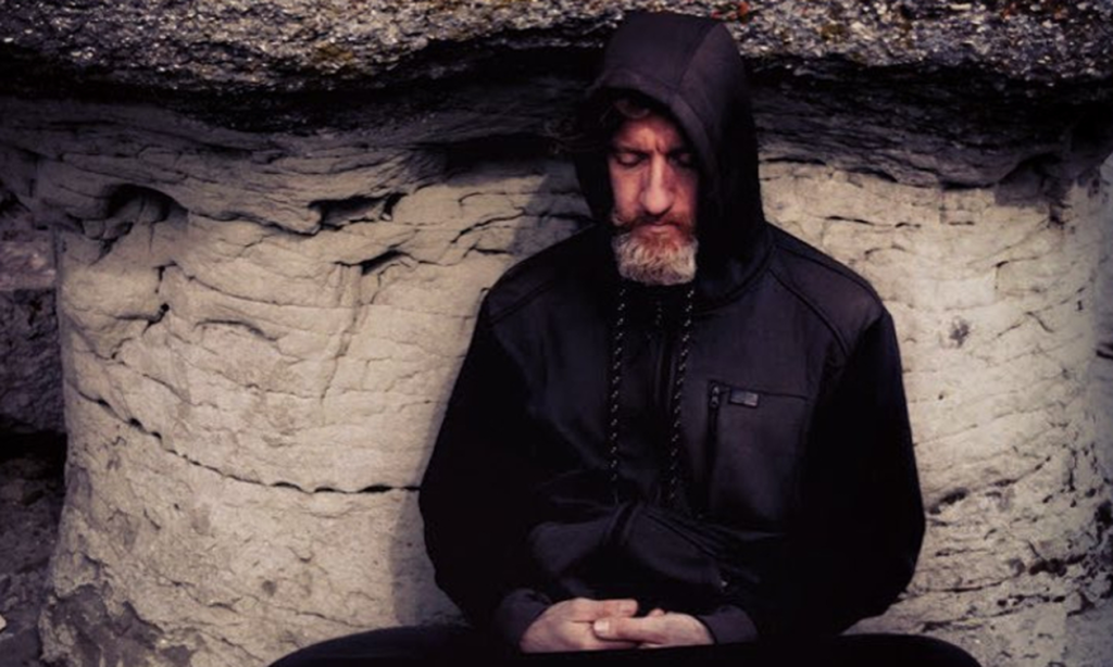 Ο πιο σιχαμερός άνθρωπος στον κόσμο – Δείτε με τι αλείφει κάθε μέρα το πρόσωπό του (φώτο-βίντεο)