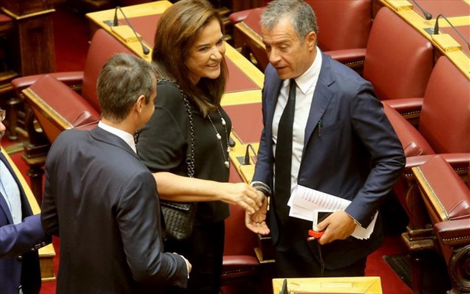 Ντ.Μπακογιάννη-Στ.Θεοδωράκης: Η άγνωστη στιχομυθία τους στην Βουλή