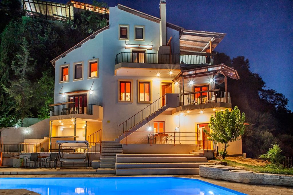 Αυτή είναι η ελληνική καλοκαιρινή βίλα που λατρεύουν στο εξωτερικό (βίντεο)