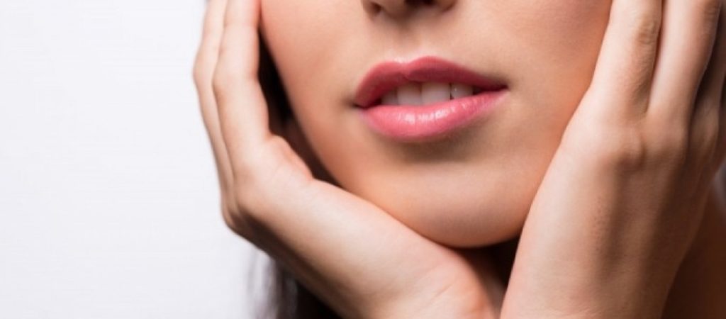 Χείλη σκασμένα από το κρύο: Δείτε τι μπορείτε να κάνετε