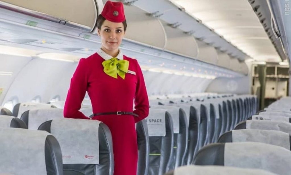 Γιατί οι αεροσυνοδοί έχουν τα χέρια τους πίσω κατά την επιβίβαση