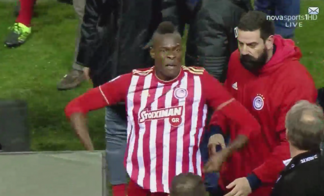 Τα… έδειξε στην εξέδρα ο Σισέ! (βίντεο)