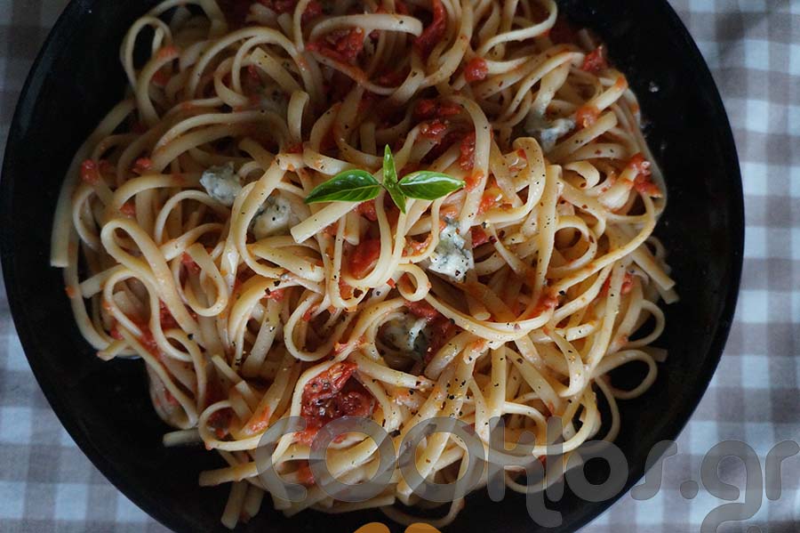 Η συνταγή της ημέρας: Λιγκουίνι με γκοργκοντζόλα και σάλτσα ντομάτας