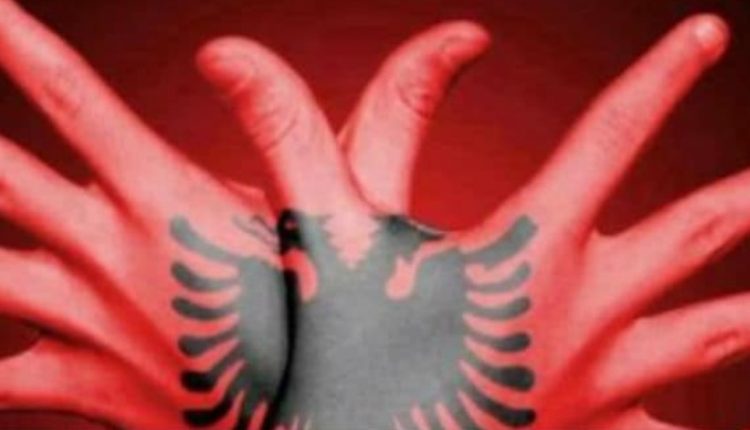 «Φιτίλι» έτοιμο να ανάψει στα Βαλκάνια – Υπουργός των Σκοπίων κάνει το σήμα της Μεγάλης Αλβανίας (φώτο)