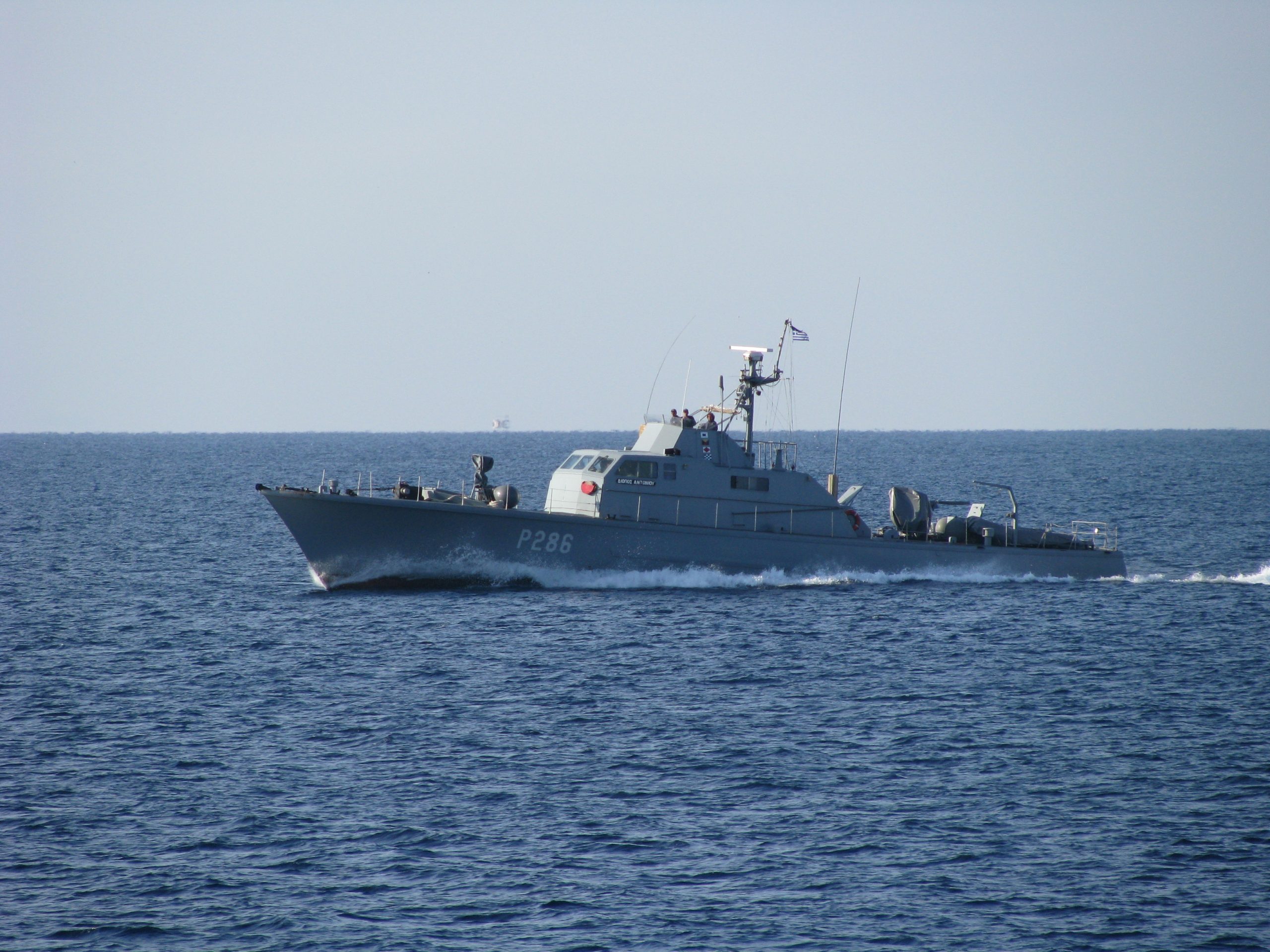 Πολεμικό σκάφος στις ακτές της Νέας Μάκρης χωρίς σημαία;