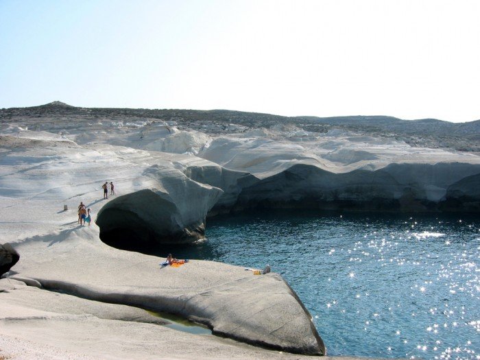 H παραλία του Αιγαίου που θυμίζει σεληνιακό τοπίο – Ήταν το καταφύγιο των πειρατών (βίντεο)