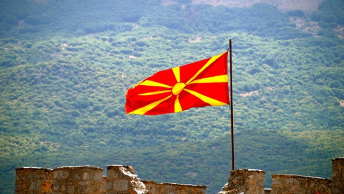 Σκόπια: Κυματίζει και επίσημα πλέον η σημαία του ΝΑΤΟ έξω από το κυβερνητικό μέγαρο (φωτο)