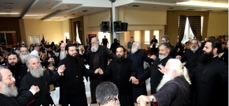 Τρίκαλα: Ώπα! Όλοι οι ιερείς της Μητρόπολης χορεύουν την «Παπαλάμπραινα»! (βίντεο)