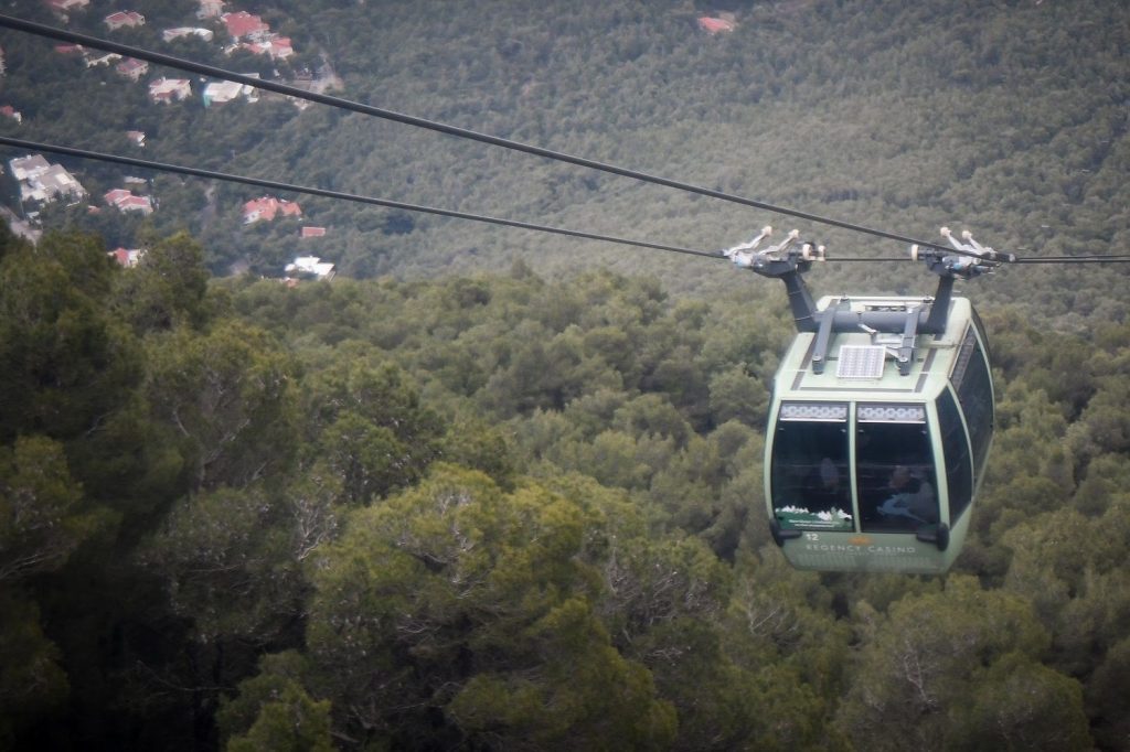 Η «Χιόνη» στην Πάρνηθα: Δεν κυκλοφορούν τα οχήματα από το τελεφερίκ και πάνω