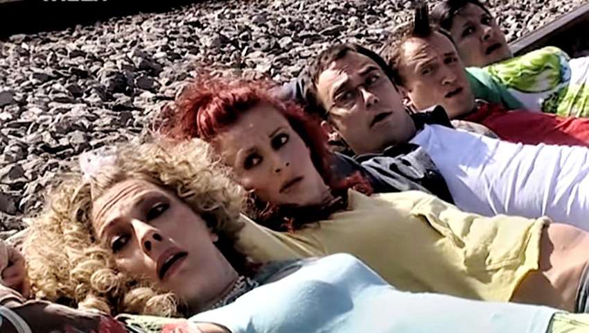 «Στο παρά 5»: Θυμάστε τη σκηνή στις ράγες του τρένου; Μετά από αυτό δεν θα την ξαναδείς ποτέ με τον ίδιο τρόπο (βίντεο)