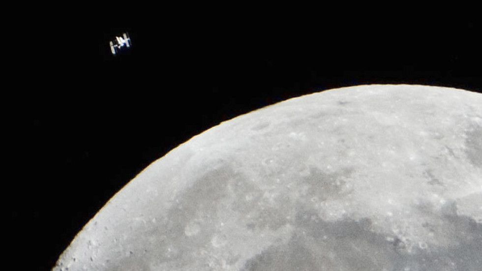 Εκπληκτική λήψη του ISS ενώ περνά μπροστά από τη Σελήνη