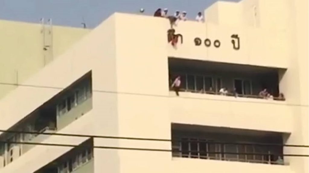 «Θαύμα» στην Ταϊλάνδη: Κορίτσι έπεσε από ταράτσα και σώθηκε χάρη στο… φόρεμά της! (βίντεο)