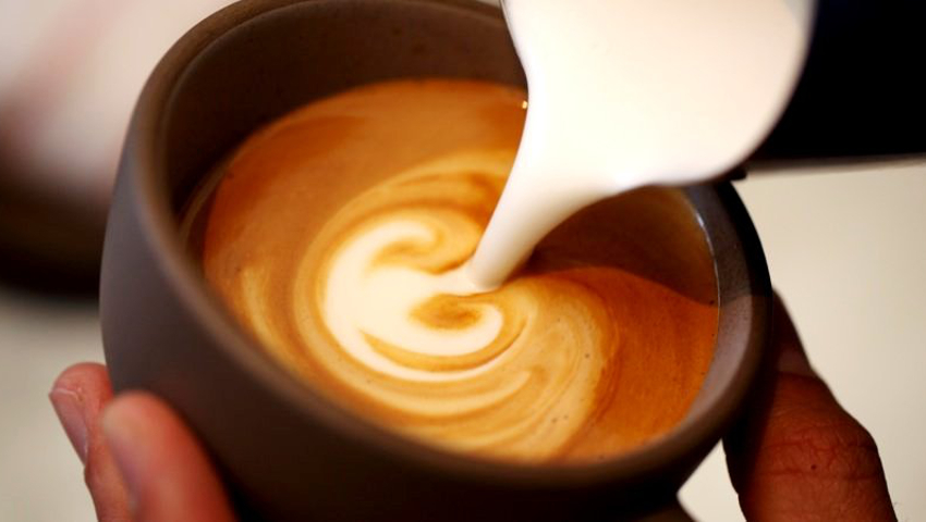 10 μεγάλες αλήθειες για όσους επιμένουν να βάζουν γάλα στον καφέ τους