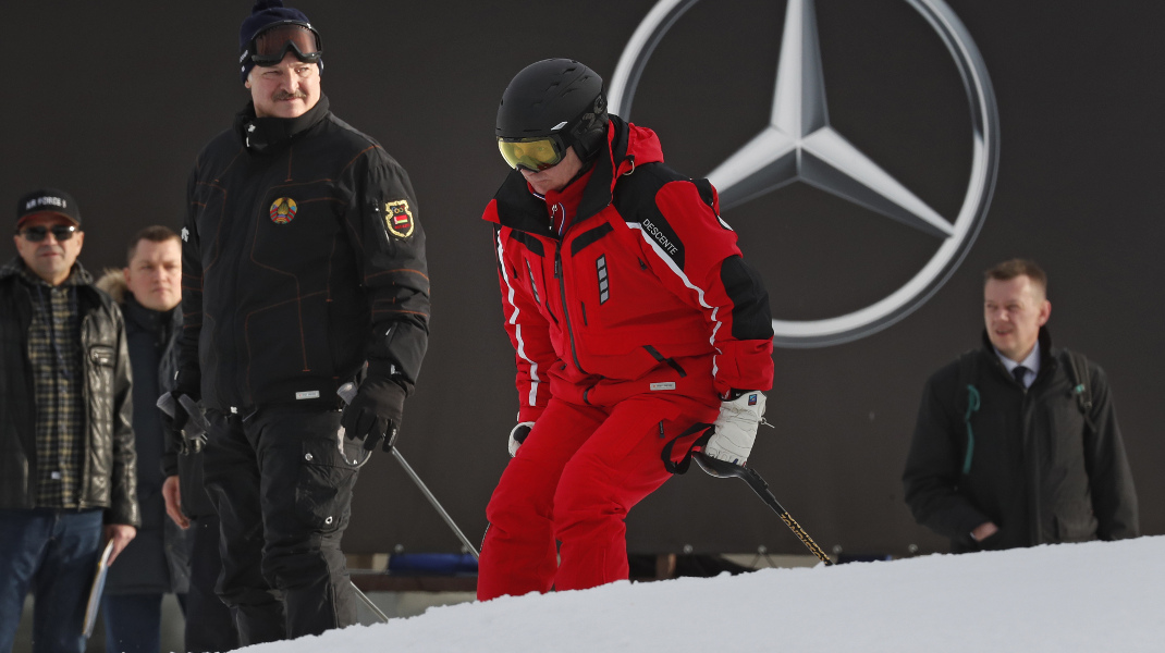 Διπλωματία στα χιόνια: Ο Πούτιν έκανε σκι με τον πρόεδρο της Λευκορωσίας (βίντεο)