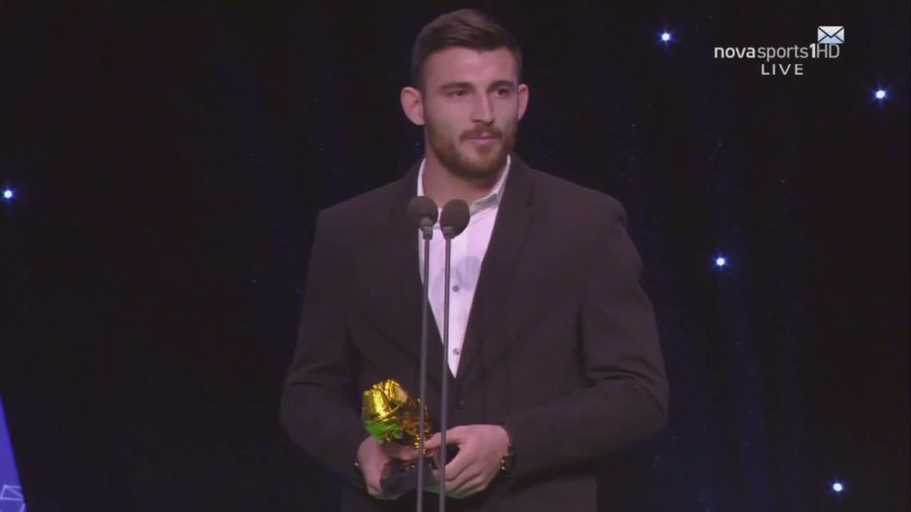 Γκάφα του Δημήτρη Μάνου στα βραβεία ΠΣΑΠ: Ξέχασε το όνομα του… Γκώνια και μετά τον βάφτισε Βαζέχα! (βίντεο)