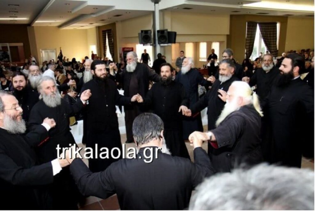 Τρίκαλα: Μεγάλο γλέντι από τους ιερείς της Μητρόπολης! Χόρεψαν την Παπαλάμπραινα! (βίντεο)