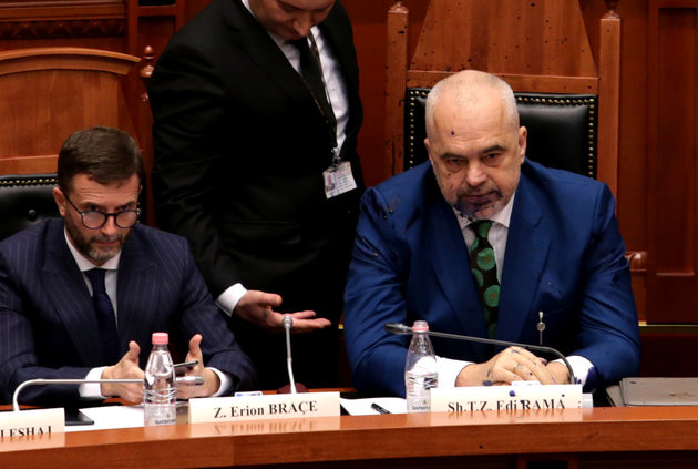 Χαμός στην αλβανική Βουλή – Έριξαν μελάνι στα μούτρα του Έντι Ράμα (φώτο-βίντεο)