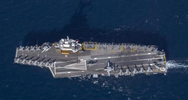 «Συνωστισμός» από Rafale πάνω στο αεροπλανοφόρο Charles De Gaulle της Γαλλίας (φώτο)